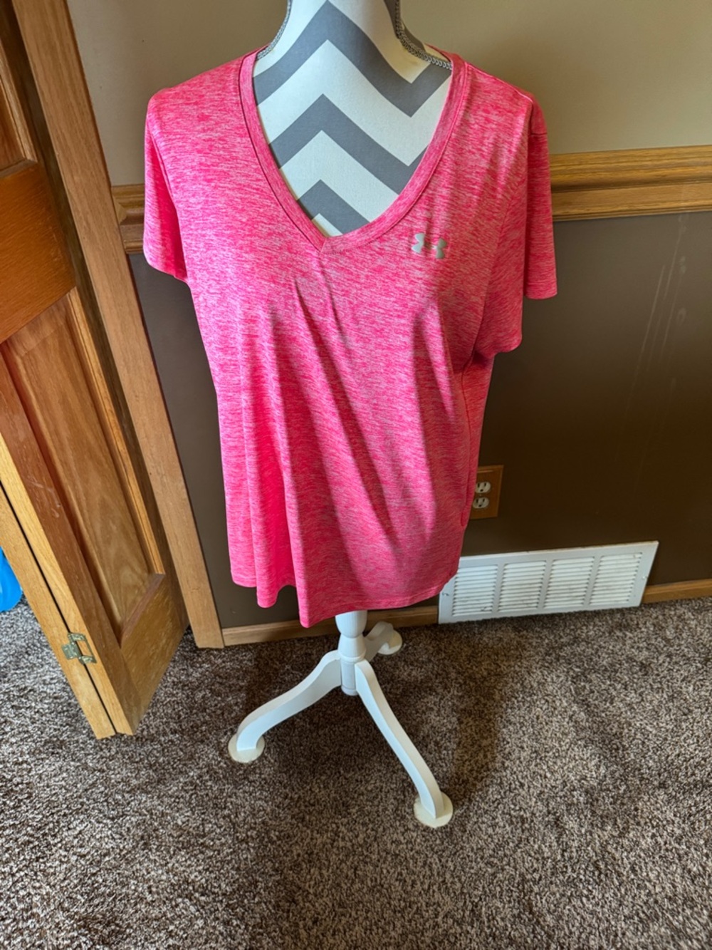 Under Armour Heathered Pink V-Neck Short Sleeve Performance Tee
